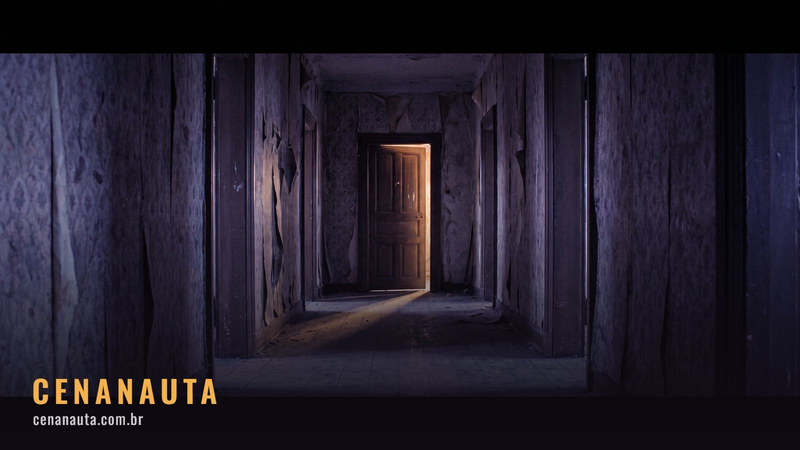 Melhores filmes de terror: corredor escuro de casa antiga com uma porta entreaberta ao fundo