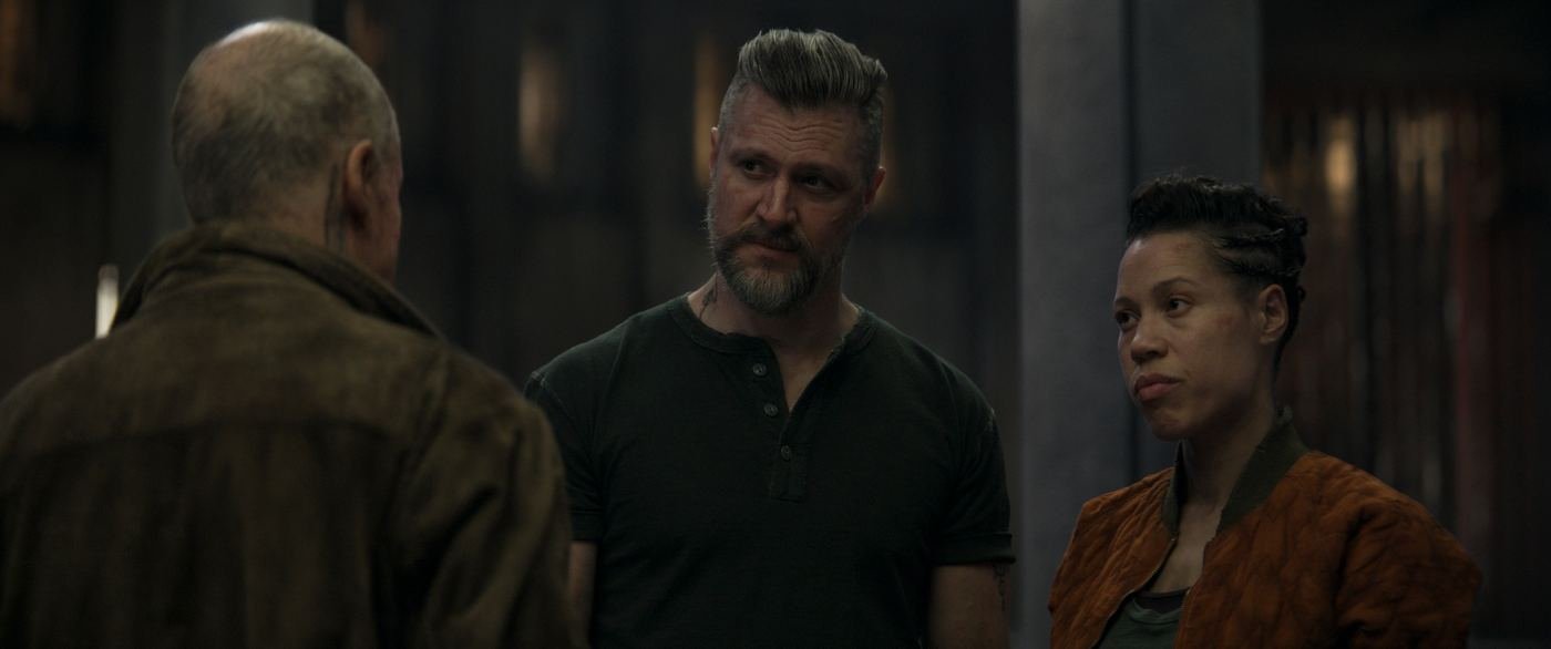 Knox e Shirley conversando dentro do Silo 18 no episódio 9 de Silo