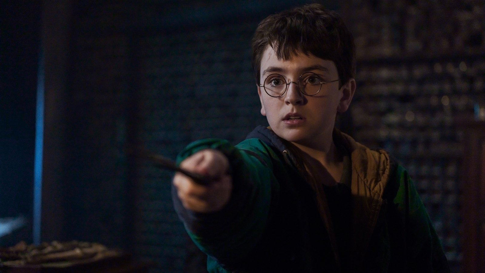 Dominic McLaughlin como Harry Potter na série da HBO