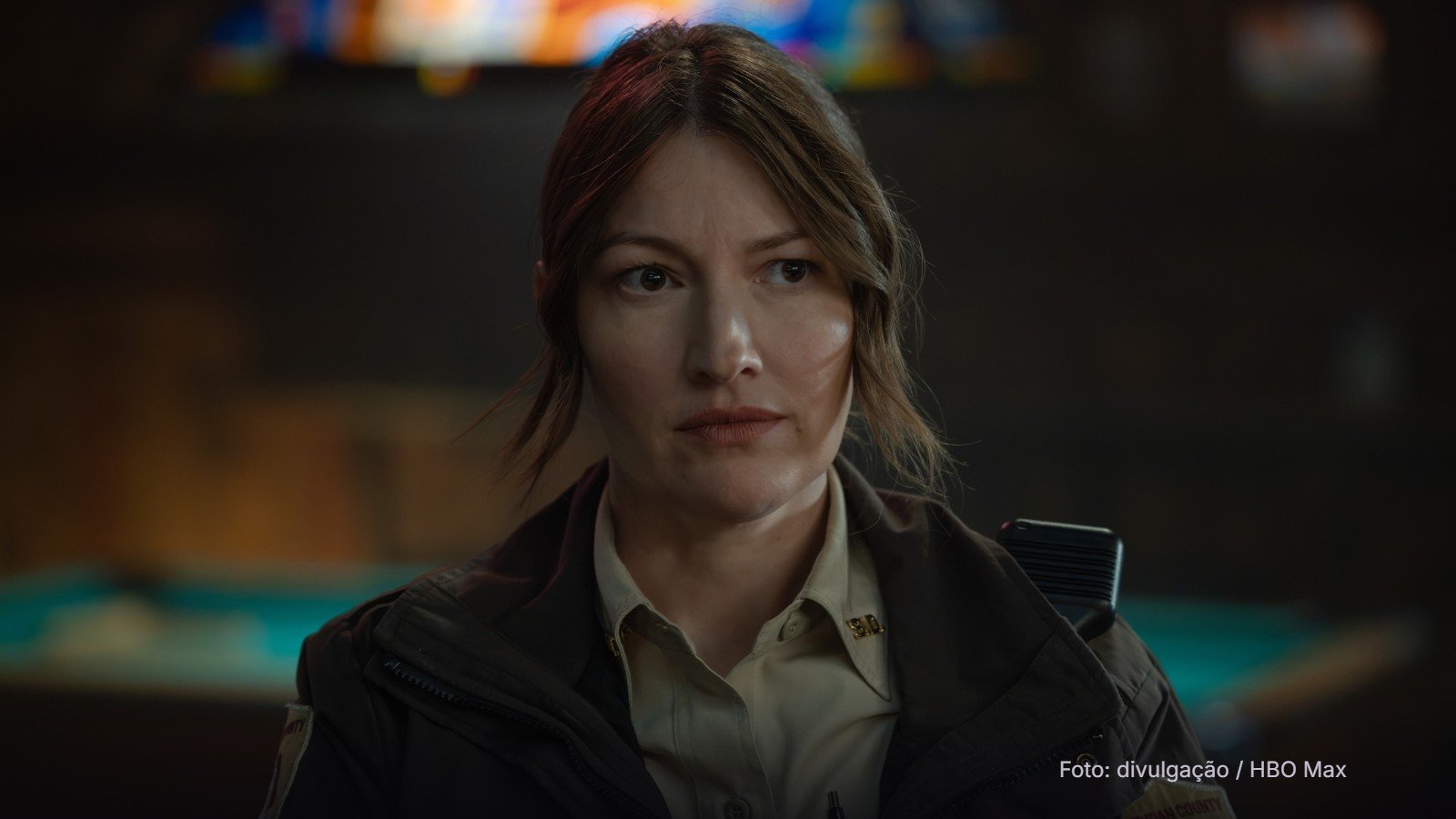 A xerife vivida por Kelly Macdonald em cena da série Lanternas