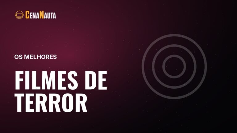 Melhores filmes de terror: corredor escuro de casa antiga com uma porta entreaberta ao fundo