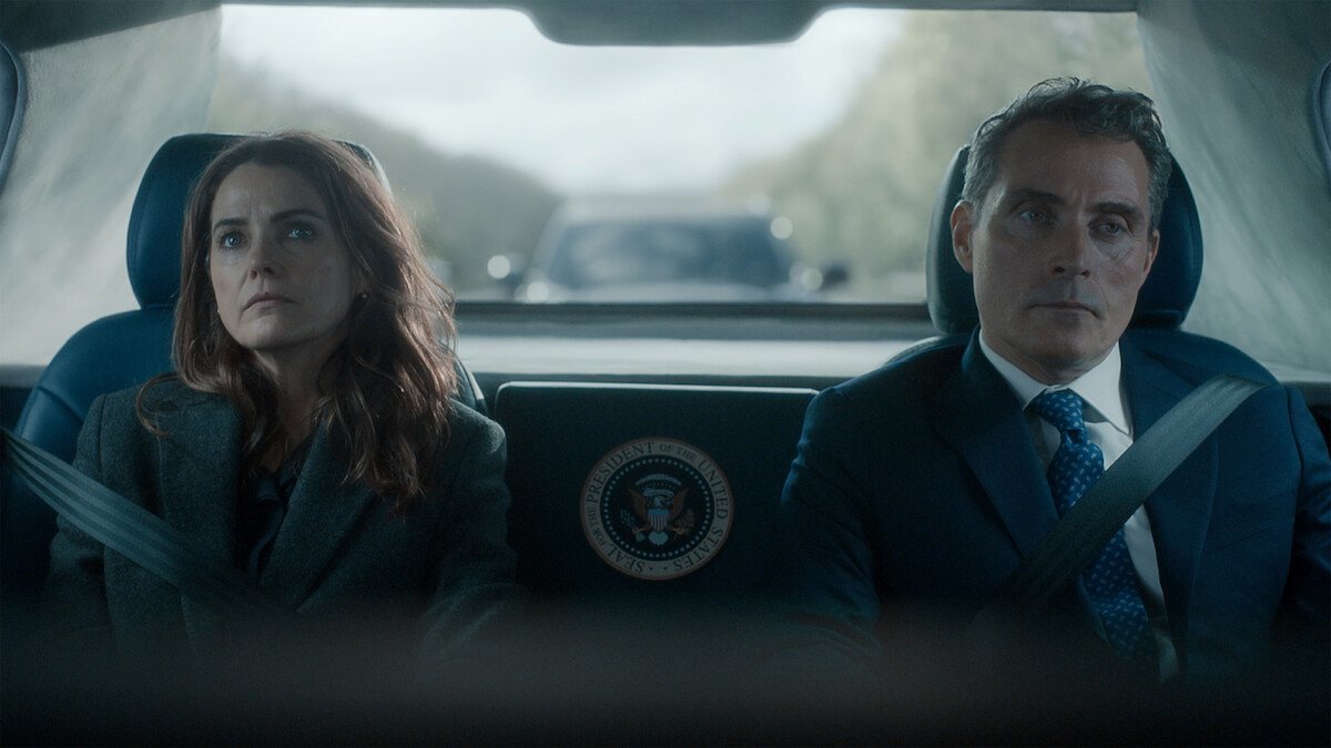 Keri Russell e Rufus Sewell como Kate e Hal Wyler em A Diplomata