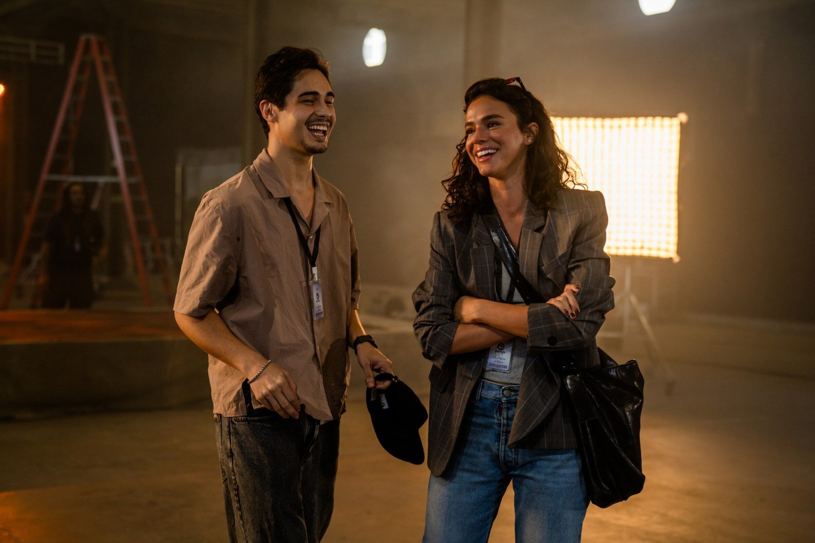 Casal caminha num set iluminado em cena da segunda temporada de Amor da Minha Vida