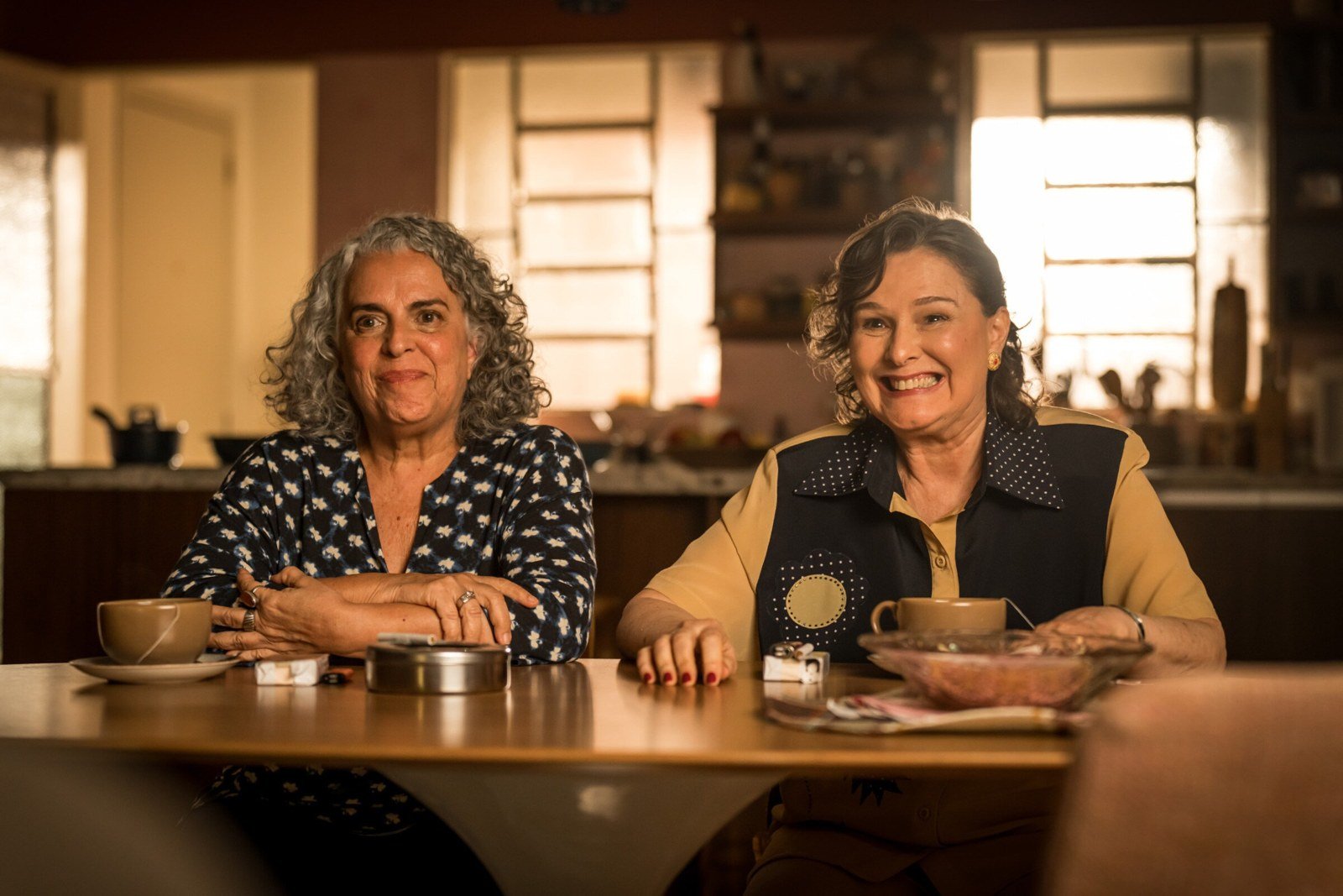 Duas mulheres sentadas à mesa de um café em cena da segunda temporada de Amor da Minha Vida