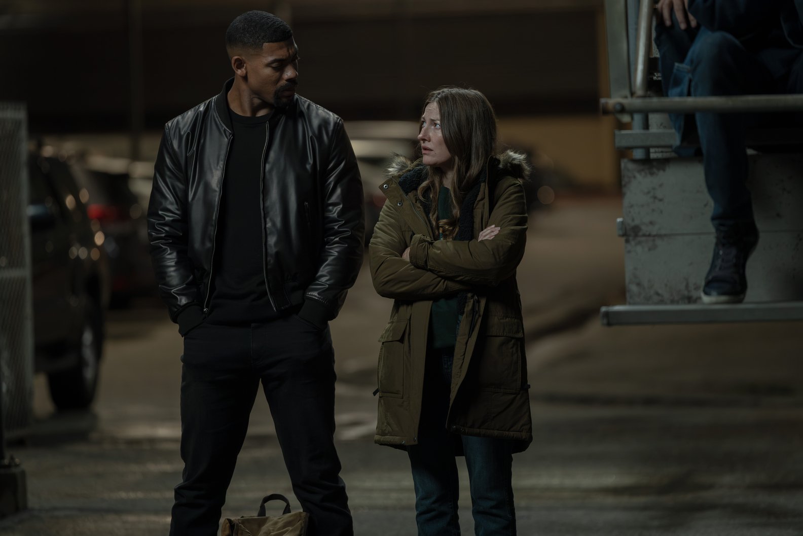 Aaron Pierre e Kelly Macdonald no final de Lanternas