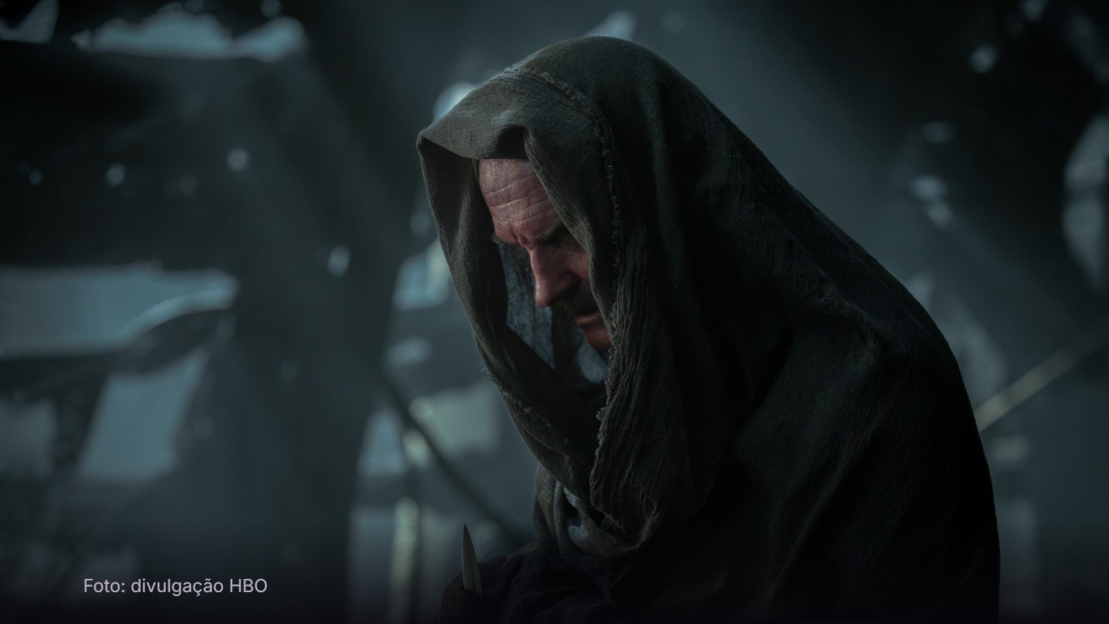 Ulrich Thomsen como Sinestro, encapuzado, no episódio 7, antes do final de Lanternas