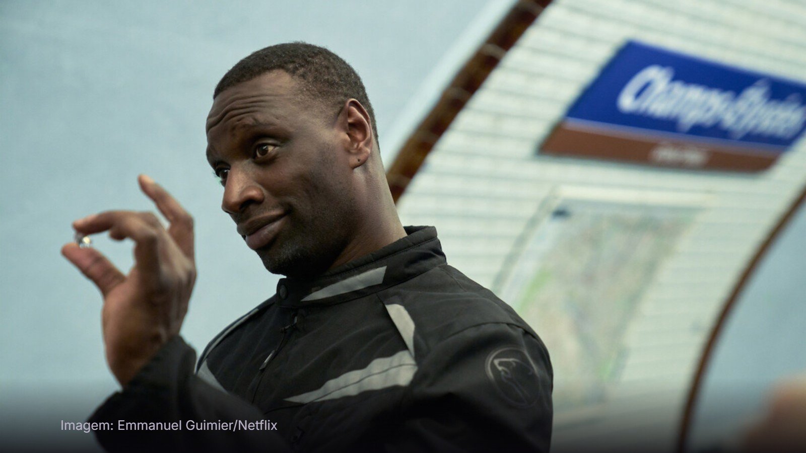 Omar Sy como Assane Diop numa estação de metrô em Lupin parte 4
