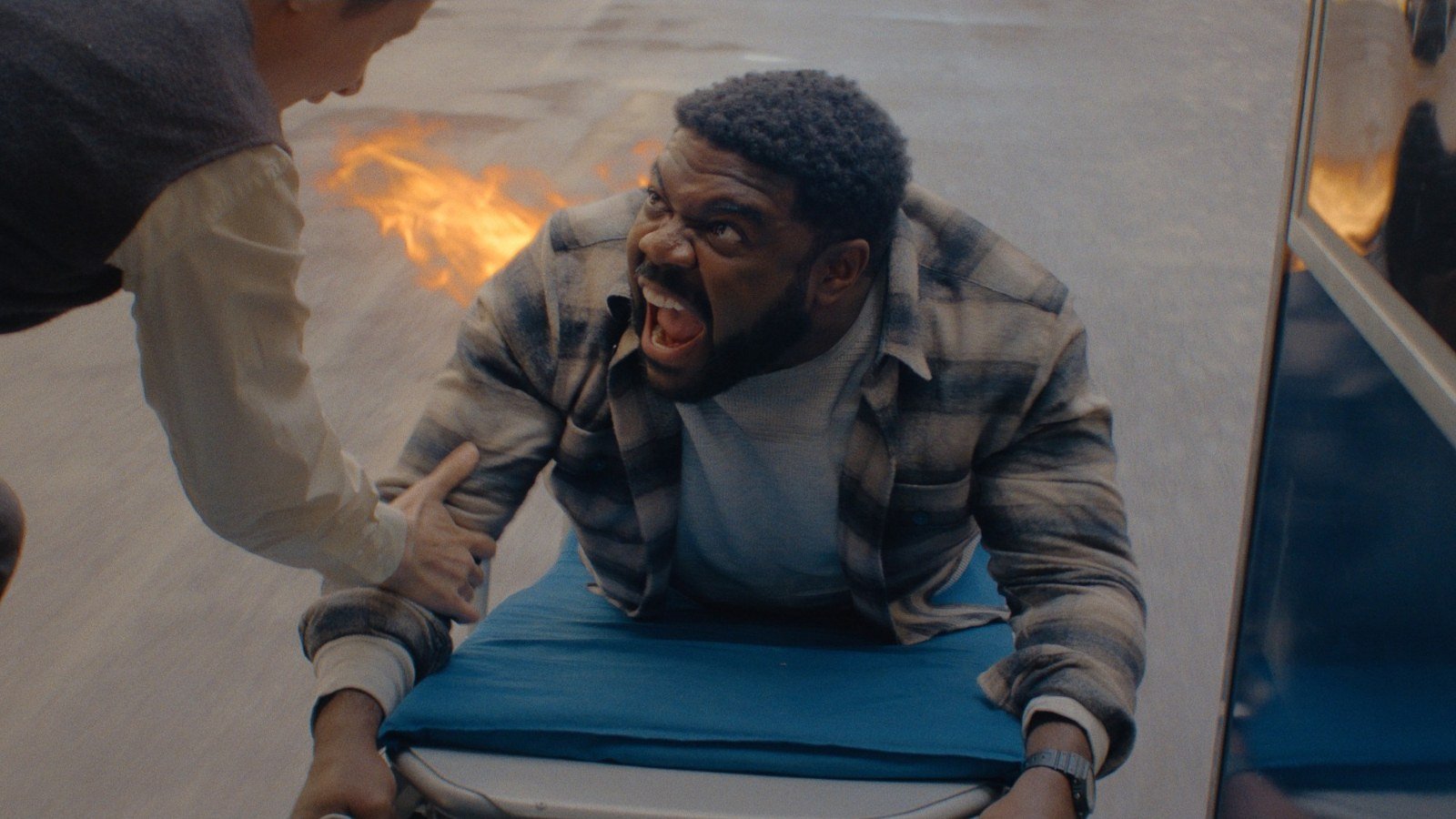 Arturo Castro e Sam Richardson em cena de ação de Matchbox: O Filme
