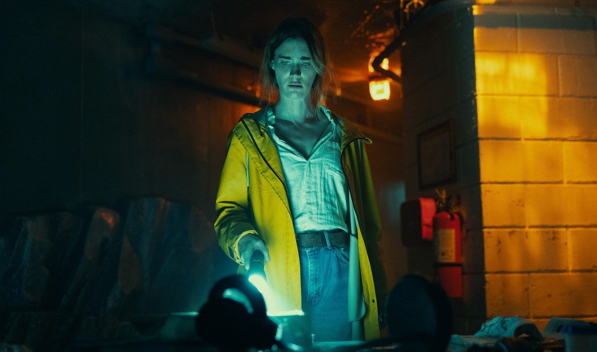 Mackenzie Davis como Fonda em cena noturna de Profundezas, série da Netflix