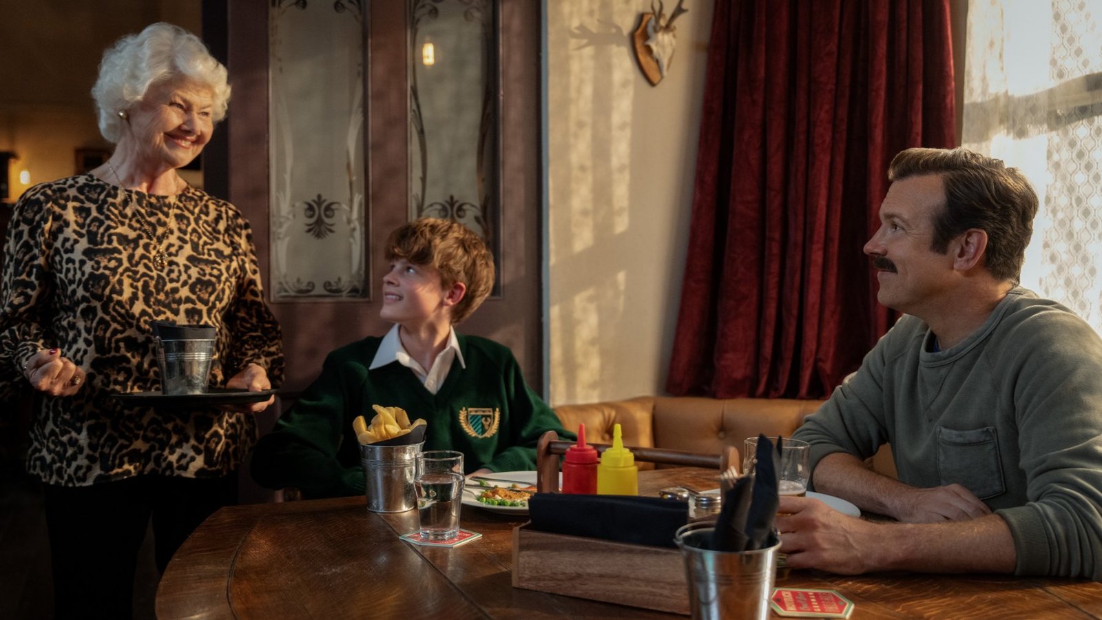 Annette Badland, Grant Feely e Jason Sudeikis na quarta temporada de Ted Lasso