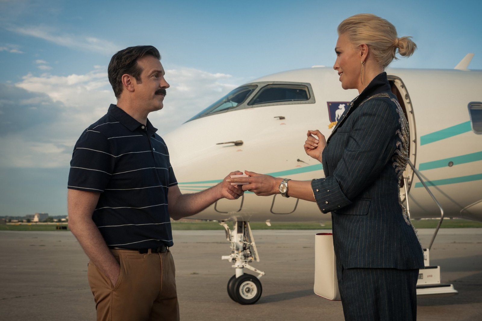 Jason Sudeikis e Hannah Waddingham na quarta temporada, antes do final de Ted Lasso