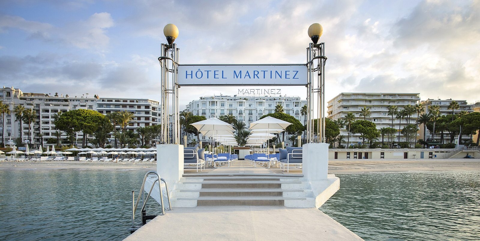 Píer da praia do Hôtel Martinez, em Cannes, que vira o White Lotus Cannes na 4ª temporada