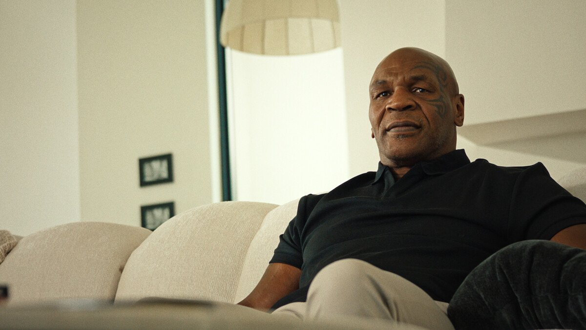 Mike Tyson sentado num sofá durante entrevista para a série Tyson